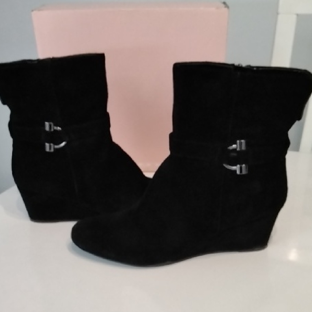 Bandolino Women's Black Suede Ankle Boots - Picture 3 of 12